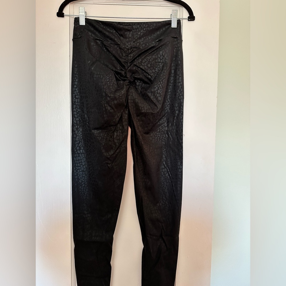 LICI FIT SIZE LARGE BLACK CROCO LEGGING FAUX LEATHER